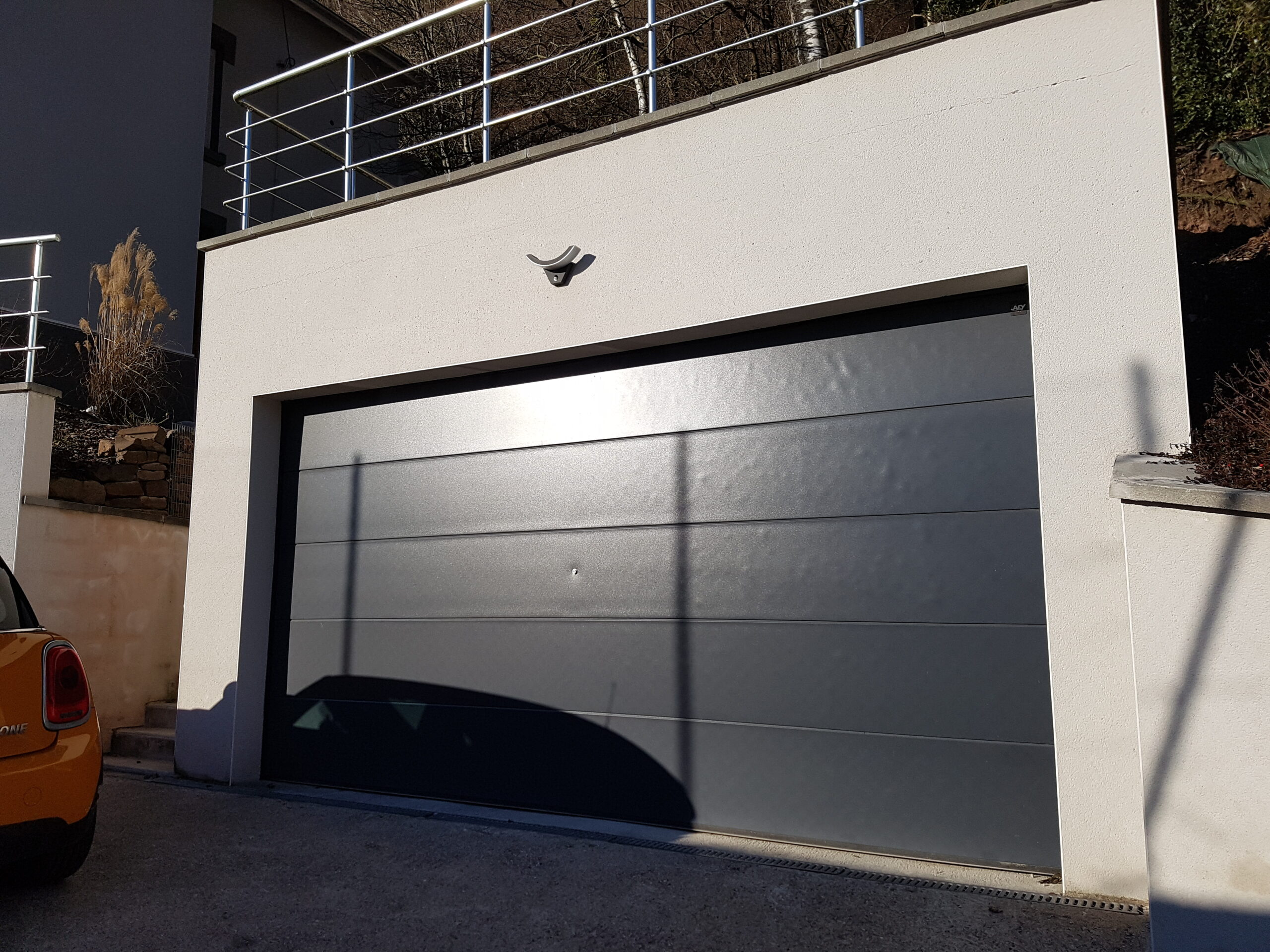 Porte de garage sectionnelle grise design - Point Fenetre