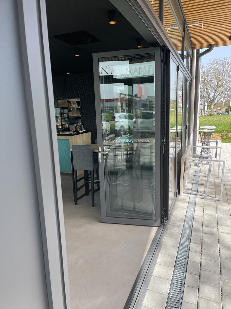 Vitrine magasin accordéon aluminium pour restaurant - Point Fenêtre