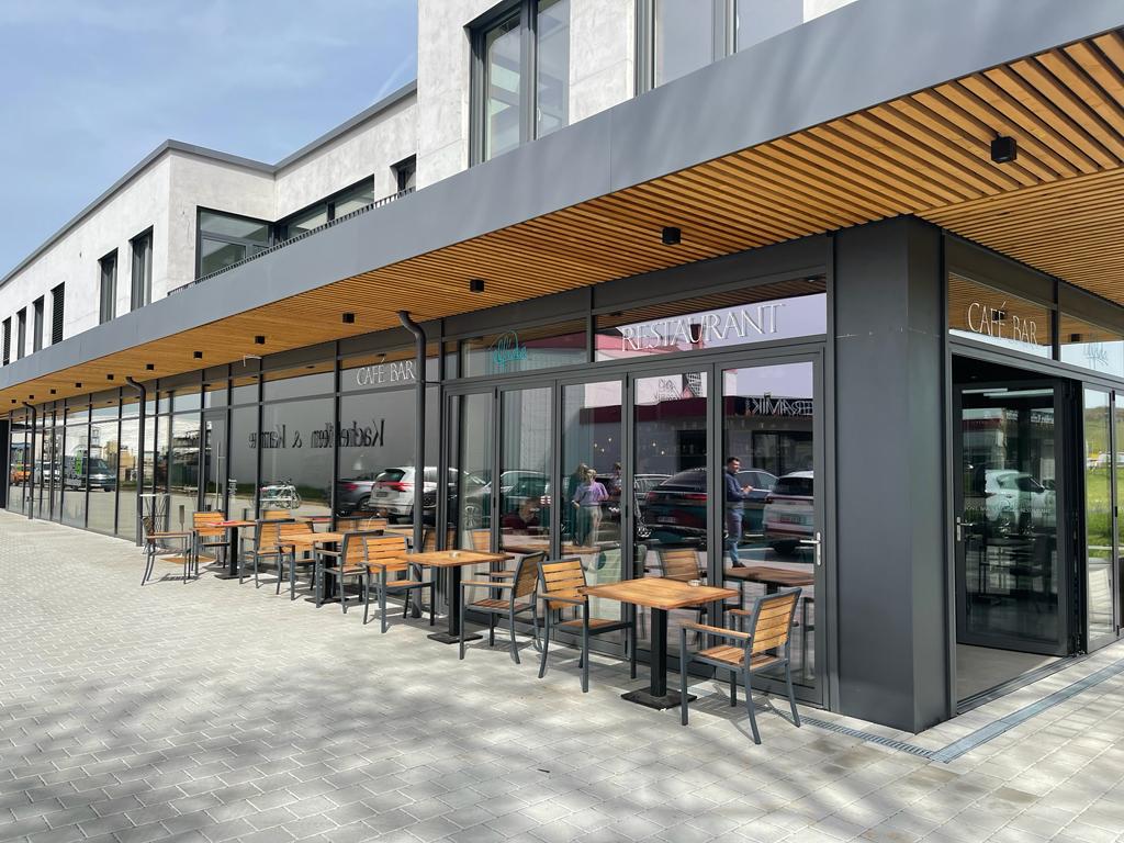 Vitrine aluminium sur mesure pour restaurant - Point Fenêtre