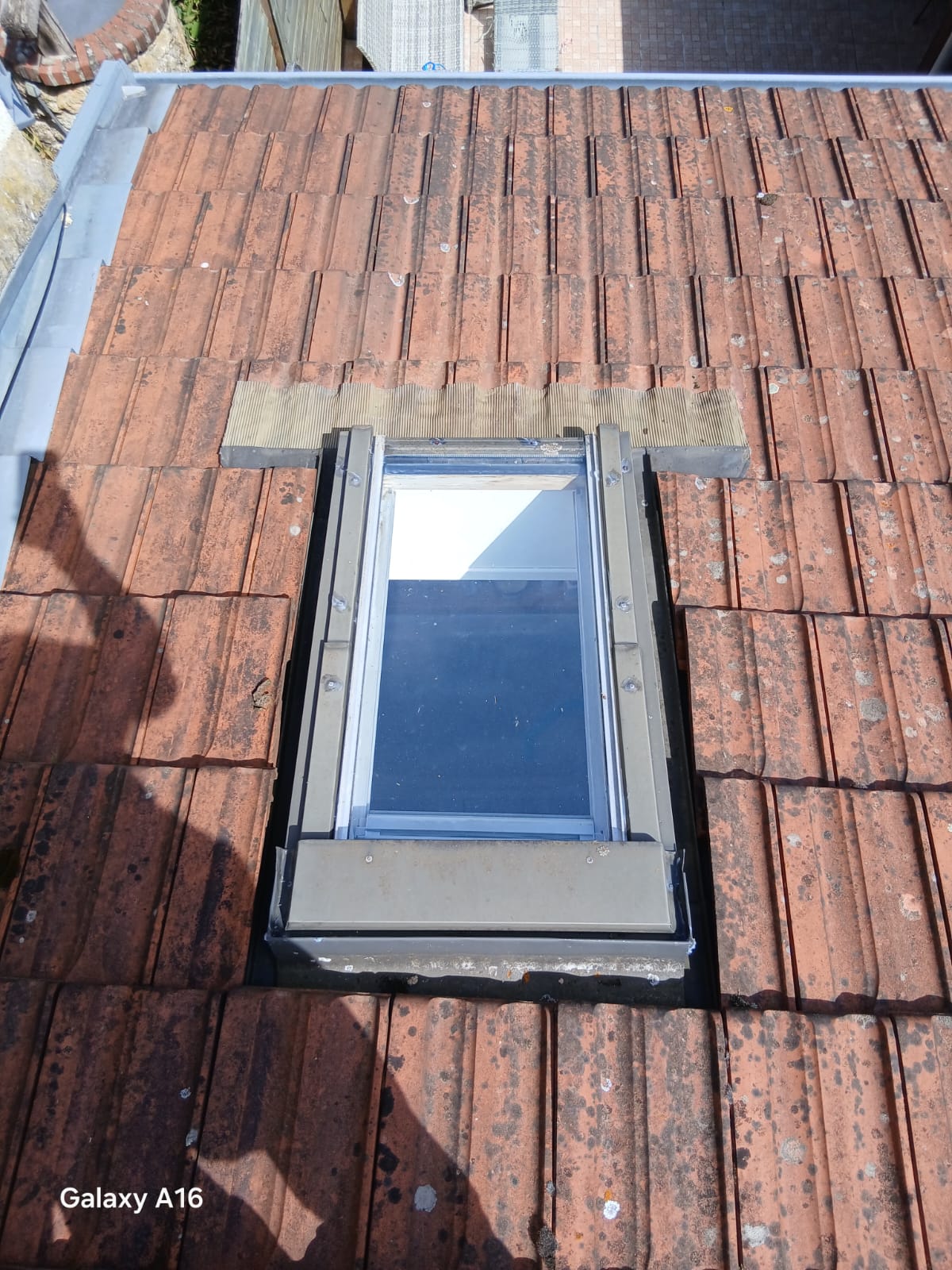 Installation de fenetre de toit Velux avec isolation - Point Fenetre