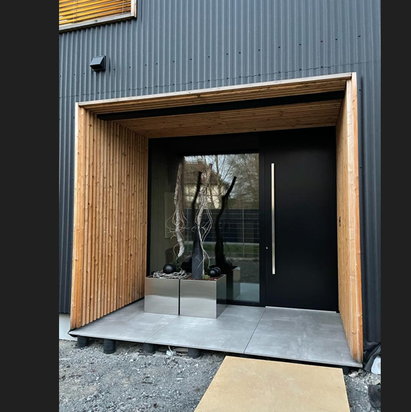 Porte d'entree design noire avec habillage bois - Point Fenetre